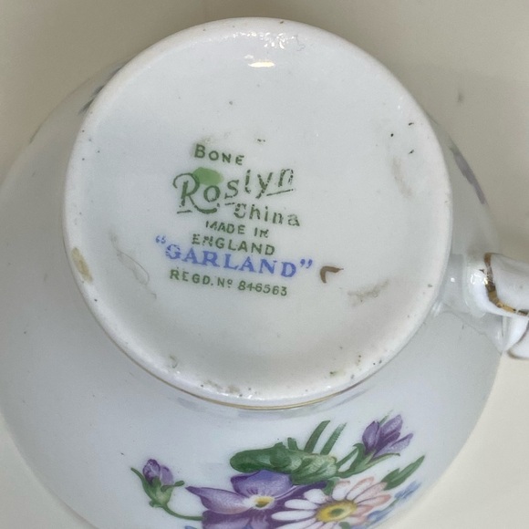 EUC VTG Roslyn Fine Bone China Teacup and Saucer Beautiful Florals Garland - Picture 7 of 8